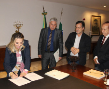 O município de Campo Mourão, no Centro-Oeste do Paraná, vai ampliar a quinta célula do aterro sanitário municipal, um projeto que receberá investimento de R$ 600 mil. A licitação foi autorizada pela governadora Cida Borghetti nesta terça-feira (15), durante reunião com o prefeito Tauillo Tezelli, no Palácio Iguaçu, em Curitiba. O presidente da Coamo, José Aroldo Gallasini, e o deputado estadual Douglas Fabrício também participaram do encontro.Curitiba, 15/05/2018.Foto: AEN