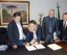 O município de Campo Mourão, no Centro-Oeste do Paraná, vai ampliar a quinta célula do aterro sanitário municipal, um projeto que receberá investimento de R$ 600 mil. A licitação foi autorizada pela governadora Cida Borghetti nesta terça-feira (15), durante reunião com o prefeito Tauillo Tezelli, no Palácio Iguaçu, em Curitiba. O presidente da Coamo, José Aroldo Gallasini, e o deputado estadual Douglas Fabrício também participaram do encontro.Curitiba, 15/05/2018.Foto: AEN