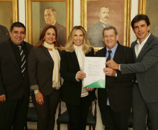 Assis Chateaubriand investe em equipamento hospitalar e asfalto