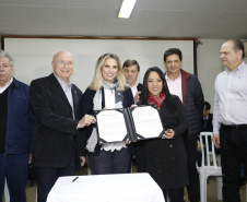 A governadora Cida Borghetti esteve em Umuarama, região noroeste do Paraná, onde assinou convênios para aquisição de veículos para atividades técnicas da secretaria municipal de Agricultura, com a secretaria de Desenvolvimento Urbano/Paraná Cidades, lançou o Diagnóstico Sócio-Econômico do Programa municipal para atração de investimentos no município de Umuarama e empossou a chefe do Ciretran, Silvia Cristina Vendrame e Marcelo Alvarenga Panizzi, como diretor-geral do Detran/Pr