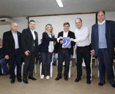 A governadora Cida Borghetti esteve em Umuarama, região noroeste do Paraná, onde assinou convênios para aquisição de veículos para atividades técnicas da secretaria municipal de Agricultura, com a secretaria de Desenvolvimento Urbano/Paraná Cidades, lançou o Diagnóstico Sócio-Econômico do Programa municipal para atração de investimentos no município de Umuarama e empossou a chefe do Ciretran, Silvia Cristina Vendrame e Marcelo Alvarenga Panizzi, como diretor-geral do Detran/Pr