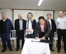 A governadora Cida Borghetti esteve em Umuarama, região noroeste do Paraná, onde assinou convênios para aquisição de veículos para atividades técnicas da secretaria municipal de Agricultura, com a secretaria de Desenvolvimento Urbano/Paraná Cidades, lançou o Diagnóstico Sócio-Econômico do Programa municipal para atração de investimentos no município de Umuarama e empossou a chefe do Ciretran, Silvia Cristina Vendrame e Marcelo Alvarenga Panizzi, como diretor-geral do Detran/Pr