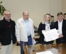 A governadora Cida Borghetti esteve em Umuarama, região noroeste do Paraná, onde assinou convênios para aquisição de veículos para atividades técnicas da secretaria municipal de Agricultura, com a secretaria de Desenvolvimento Urbano/Paraná Cidades, lançou o Diagnóstico Sócio-Econômico do Programa municipal para atração de investimentos no município de Umuarama e empossou a chefe do Ciretran, Silvia Cristina Vendrame e Marcelo Alvarenga Panizzi, como diretor-geral do Detran/Pr