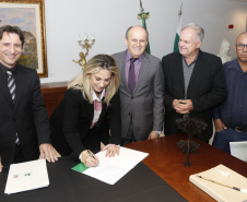 A governadora Cida Borghetti assinou nesta terça-feira (12), no Palácio Iguaçu, mais quatro convênios com o município de Engenheiro Beltrão no valor total de R$ 868 mil, para compra de equipamentos, pavimentação asfáltica, recape, obras de infraestrutura e conclusão de um centro de educação infantil. Os contratos são feitos por meio da Secretaria de Estado do Desenvolvimento Urbano e Paranacidade. - Curitiba/Pr, 12.06.2018 - Foto Jonas Oliveira/Governadoria