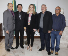 A governadora Cida Borghetti assinou nesta terça-feira (12), no Palácio Iguaçu, mais quatro convênios com o município de Engenheiro Beltrão no valor total de R$ 868 mil, para compra de equipamentos, pavimentação asfáltica, recape, obras de infraestrutura e conclusão de um centro de educação infantil. Os contratos são feitos por meio da Secretaria de Estado do Desenvolvimento Urbano e Paranacidade. - Curitiba/Pr, 12.06.2018 - Foto Jonas Oliveira/Governadoria