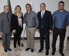 A governadora Cida Borghetti assinou nesta terça-feira (12), no Palácio Iguaçu, mais quatro convênios com o município de Engenheiro Beltrão no valor total de R$ 868 mil, para compra de equipamentos, pavimentação asfáltica, recape, obras de infraestrutura e conclusão de um centro de educação infantil. Os contratos são feitos por meio da Secretaria de Estado do Desenvolvimento Urbano e Paranacidade. - Curitiba/Pr, 12.06.2018 - Foto Jonas Oliveira/Governadoria