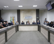 A governadora Cida Borghetti participou nesta sexta-feira (15), em Maringá, do Fórum Empresarial Metrópole Norte, e ressaltou a importância da organização das regiões para o crescimento ordenado do Estado. Participaram: diretor para o Brasil do Banco Mundial, Martin Raiser, presidente da ACIM, Michel Felippe Soares; secretário de Saúde, Antônio Carlos Nardi; o deputado, Evandro Junior, entre outros.Maringá, 15-06-18.Foto: Arnaldo Alves / ANPr.