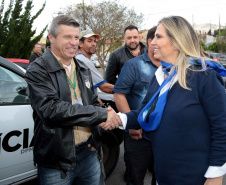 A governadora Cida Borghetti esteve nesta quinta-feira (21) em Quatro Barras, na Região Metropolitana de Curitiba, para autorizar a licitação para recape asfáltico no bairro Borda do Campo. Também foram entregues duas retroescavadeiras adquiridas pelo município com financiamento do Estado, no valor de R$ 357 mil, além de um veículo adaptado para o transporte de pacientes.Quatro Barras, 21/06/2018.   Foto: Jaelson Lucas/ANPr