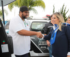 A governadora Cida Borghetti esteve nesta quinta-feira (21) em Quatro Barras, na Região Metropolitana de Curitiba, para autorizar a licitação para recape asfáltico no bairro Borda do Campo. Também foram entregues duas retroescavadeiras adquiridas pelo município com financiamento do Estado, no valor de R$ 357 mil, além de um veículo adaptado para o transporte de pacientes.Quatro Barras, 21/06/2018.   Foto: Jaelson Lucas/ANPr