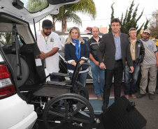 A governadora Cida Borghetti esteve nesta quinta-feira (21) em Quatro Barras, na Região Metropolitana de Curitiba, para autorizar a licitação para recape asfáltico no bairro Borda do Campo. Também foram entregues duas retroescavadeiras adquiridas pelo município com financiamento do Estado, no valor de R$ 357 mil, além de um veículo adaptado para o transporte de pacientes.Quatro Barras, 21/06/2018.   Foto: Jaelson Lucas/ANPr