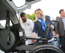 A governadora Cida Borghetti esteve nesta quinta-feira (21) em Quatro Barras, na Região Metropolitana de Curitiba, para autorizar a licitação para recape asfáltico no bairro Borda do Campo. Também foram entregues duas retroescavadeiras adquiridas pelo município com financiamento do Estado, no valor de R$ 357 mil, além de um veículo adaptado para o transporte de pacientes.Quatro Barras, 21/06/2018.   Foto: Jaelson Lucas/ANPr