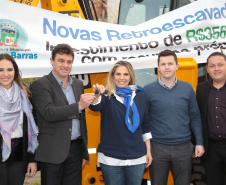A governadora Cida Borghetti esteve nesta quinta-feira (21) em Quatro Barras, na Região Metropolitana de Curitiba, para autorizar a licitação para recape asfáltico no bairro Borda do Campo. Também foram entregues duas retroescavadeiras adquiridas pelo município com financiamento do Estado, no valor de R$ 357 mil, além de um veículo adaptado para o transporte de pacientes.Quatro Barras, 21/06/2018.   Foto: Jaelson Lucas/ANPr