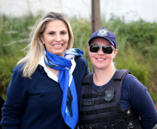 A governadora Cida Borghetti esteve nesta quinta-feira (21) em Quatro Barras, na Região Metropolitana de Curitiba, para autorizar a licitação para recape asfáltico no bairro Borda do Campo. Também foram entregues duas retroescavadeiras adquiridas pelo município com financiamento do Estado, no valor de R$ 357 mil, além de um veículo adaptado para o transporte de pacientes.Quatro Barras, 21/06/2018.   Foto: Jaelson Lucas/ANPr