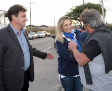 A governadora Cida Borghetti esteve nesta quinta-feira (21) em Quatro Barras, na Região Metropolitana de Curitiba, para autorizar a licitação para recape asfáltico no bairro Borda do Campo. Também foram entregues duas retroescavadeiras adquiridas pelo município com financiamento do Estado, no valor de R$ 357 mil, além de um veículo adaptado para o transporte de pacientes.Quatro Barras, 21/06/2018.   Foto: Jaelson Lucas/ANPr