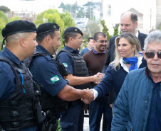 A governadora Cida Borghetti esteve nesta quinta-feira (21) em Quatro Barras, na Região Metropolitana de Curitiba, para autorizar a licitação para recape asfáltico no bairro Borda do Campo. Também foram entregues duas retroescavadeiras adquiridas pelo município com financiamento do Estado, no valor de R$ 357 mil, além de um veículo adaptado para o transporte de pacientes.Quatro Barras, 21/06/2018.   Foto: Jaelson Lucas/ANPr