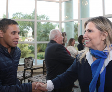 A governadora Cida Borghetti esteve nesta quinta-feira (21) em Quatro Barras, na Região Metropolitana de Curitiba, para autorizar a licitação para recape asfáltico no bairro Borda do Campo. Também foram entregues duas retroescavadeiras adquiridas pelo município com financiamento do Estado, no valor de R$ 357 mil, além de um veículo adaptado para o transporte de pacientes.Quatro Barras, 21/06/2018.   Foto: Jaelson Lucas/ANPr