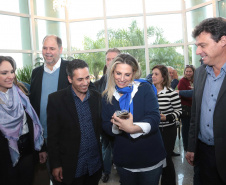 A governadora Cida Borghetti esteve nesta quinta-feira (21) em Quatro Barras, na Região Metropolitana de Curitiba, para autorizar a licitação para recape asfáltico no bairro Borda do Campo. Também foram entregues duas retroescavadeiras adquiridas pelo município com financiamento do Estado, no valor de R$ 357 mil, além de um veículo adaptado para o transporte de pacientes.Quatro Barras, 21/06/2018.   Foto: Jaelson Lucas/ANPr