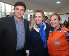 A governadora Cida Borghetti esteve nesta quinta-feira (21) em Quatro Barras, na Região Metropolitana de Curitiba, para autorizar a licitação para recape asfáltico no bairro Borda do Campo. Também foram entregues duas retroescavadeiras adquiridas pelo município com financiamento do Estado, no valor de R$ 357 mil, além de um veículo adaptado para o transporte de pacientes.Quatro Barras, 21/06/2018.   Foto: Jaelson Lucas/ANPr