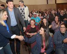 A governadora Cida Borghetti esteve nesta quinta-feira (21) em Quatro Barras, na Região Metropolitana de Curitiba, para autorizar a licitação para recape asfáltico no bairro Borda do Campo. Também foram entregues duas retroescavadeiras adquiridas pelo município com financiamento do Estado, no valor de R$ 357 mil, além de um veículo adaptado para o transporte de pacientes.Quatro Barras, 21/06/2018.   Foto: Jaelson Lucas/ANPr