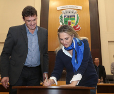 A governadora Cida Borghetti esteve nesta quinta-feira (21) em Quatro Barras, na Região Metropolitana de Curitiba, para autorizar a licitação para recape asfáltico no bairro Borda do Campo. Também foram entregues duas retroescavadeiras adquiridas pelo município com financiamento do Estado, no valor de R$ 357 mil, além de um veículo adaptado para o transporte de pacientes.Quatro Barras, 21/06/2018.   Foto: Jaelson Lucas/ANPr