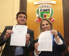 A governadora Cida Borghetti esteve nesta quinta-feira (21) em Quatro Barras, na Região Metropolitana de Curitiba, para autorizar a licitação para recape asfáltico no bairro Borda do Campo. Também foram entregues duas retroescavadeiras adquiridas pelo município com financiamento do Estado, no valor de R$ 357 mil, além de um veículo adaptado para o transporte de pacientes.Quatro Barras, 21/06/2018.   Foto: Jaelson Lucas/ANPr