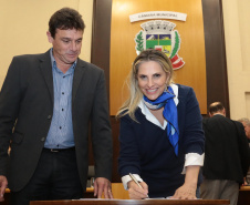 A governadora Cida Borghetti esteve nesta quinta-feira (21) em Quatro Barras, na Região Metropolitana de Curitiba, para autorizar a licitação para recape asfáltico no bairro Borda do Campo. Também foram entregues duas retroescavadeiras adquiridas pelo município com financiamento do Estado, no valor de R$ 357 mil, além de um veículo adaptado para o transporte de pacientes.Quatro Barras, 21/06/2018.   Foto: Jaelson Lucas/ANPr