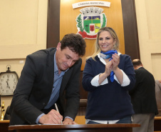 A governadora Cida Borghetti esteve nesta quinta-feira (21) em Quatro Barras, na Região Metropolitana de Curitiba, para autorizar a licitação para recape asfáltico no bairro Borda do Campo. Também foram entregues duas retroescavadeiras adquiridas pelo município com financiamento do Estado, no valor de R$ 357 mil, além de um veículo adaptado para o transporte de pacientes.Quatro Barras, 21/06/2018.   Foto: Jaelson Lucas/ANPr