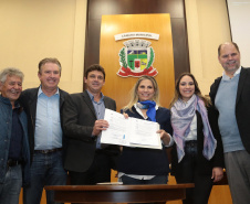 A governadora Cida Borghetti esteve nesta quinta-feira (21) em Quatro Barras, na Região Metropolitana de Curitiba, para autorizar a licitação para recape asfáltico no bairro Borda do Campo. Também foram entregues duas retroescavadeiras adquiridas pelo município com financiamento do Estado, no valor de R$ 357 mil, além de um veículo adaptado para o transporte de pacientes.Quatro Barras, 21/06/2018.   Foto: Jaelson Lucas/ANPr