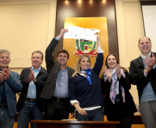 A governadora Cida Borghetti esteve nesta quinta-feira (21) em Quatro Barras, na Região Metropolitana de Curitiba, para autorizar a licitação para recape asfáltico no bairro Borda do Campo. Também foram entregues duas retroescavadeiras adquiridas pelo município com financiamento do Estado, no valor de R$ 357 mil, além de um veículo adaptado para o transporte de pacientes.Quatro Barras, 21/06/2018.   Foto: Jaelson Lucas/ANPr