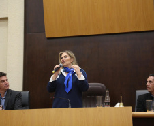 A governadora Cida Borghetti esteve nesta quinta-feira (21) em Quatro Barras, na Região Metropolitana de Curitiba, para autorizar a licitação para recape asfáltico no bairro Borda do Campo. Também foram entregues duas retroescavadeiras adquiridas pelo município com financiamento do Estado, no valor de R$ 357 mil, além de um veículo adaptado para o transporte de pacientes.Quatro Barras, 21/06/2018.   Foto: Jaelson Lucas/ANPr