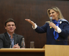 A governadora Cida Borghetti esteve nesta quinta-feira (21) em Quatro Barras, na Região Metropolitana de Curitiba, para autorizar a licitação para recape asfáltico no bairro Borda do Campo. Também foram entregues duas retroescavadeiras adquiridas pelo município com financiamento do Estado, no valor de R$ 357 mil, além de um veículo adaptado para o transporte de pacientes.Quatro Barras, 21/06/2018.   Foto: Jaelson Lucas/ANPr