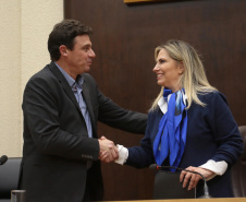 A governadora Cida Borghetti esteve nesta quinta-feira (21) em Quatro Barras, na Região Metropolitana de Curitiba, para autorizar a licitação para recape asfáltico no bairro Borda do Campo. Também foram entregues duas retroescavadeiras adquiridas pelo município com financiamento do Estado, no valor de R$ 357 mil, além de um veículo adaptado para o transporte de pacientes.Quatro Barras, 21/06/2018.   Foto: Jaelson Lucas/ANPr