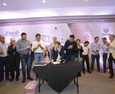 A governadora Cida Borghetti esteve em Ponta Grossa, nos Campos Gerais, onde firmou convênios para investimentos nos municípios da região