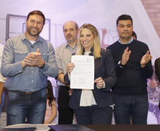 A governadora Cida Borghetti esteve em Ponta Grossa, nos Campos Gerais, onde firmou convênios para investimentos nos municípios da região