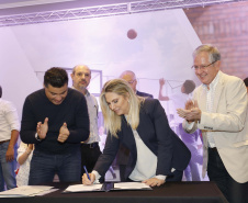 A governadora Cida Borghetti esteve em Ponta Grossa, nos Campos Gerais, onde firmou convênios para investimentos nos municípios da região