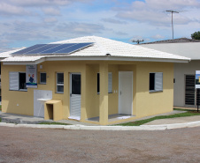 O Instituto de Tecnologia do Paraná (Tecpar), em parceria com a Companhia de Habitação do Paraná (Cohapar) e a Secretaria de Estado da Ciência, Tecnologia e Ensino Superior, apresentou, nesta terça-feira (9), o protótipo da Casa Sustentável, que testa tecnologias verdes em uma moradia de 44 metros quadrados com custos que podem ser enquadrados nas condições do Minha Casa, Minha Vida.