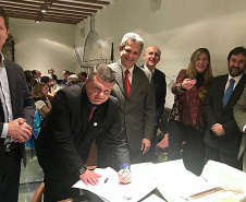 O Governo do Paraná, por meio do Paranacidade, firmou na quarta-feira (7), em Madri (Espanha), acordo com o Programa de Cidades do Pacto Global da Organização das Nações Unidas (UN Global Compact Cities Programme - Onu) para a implementação do projeto City Partnership Challenge no Estado (parceria de desafios entre cidades). - Foto: Divulgação SEDU