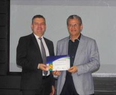 Adalberto Netto, presidente da APD, entrega o certificado ao secretário Silvio Barros