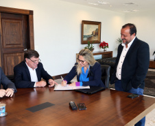 Governadora Cida Borghetti assina autorização para licitação de obras de recape asfáltico em Umuarama - Curitiba, 10/12/2018 - Foto: Orlando Kissner/ANPr