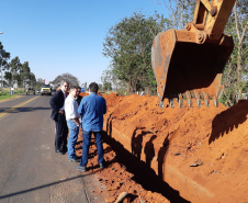 PAVIMENTAÇÃO O secretário Silvio Barros, acompanhado do prefeito Carlos Henrique Rossao Gomes, visita as obras de pavimentação de ruas que acontecem em três conjuntos habitacionais da cidade de Paranavaí, na maior delas, com investimentos de R$ 3 milhões, serão beneficiadas cerca de 1.200 famílias. ? Paranavaí, 31/08/2018. -  Foto: José Fernando Ogura