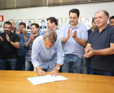 O governador Carlos Massa Ratinho Junior confirmou neste sábado (16) investimentos de R$ 2,82 milhões em obras e compra de máquinas e veículos para oito municípios da região Noroeste do Estado. Foram assinadas, na ExpoParanavaí, um dos principais eventos do agronegócio do Paraná, autorizações e homologações.   -  Paranavaí, 16/03/2019  -  Foto: José Fernando Ogura/ANPr