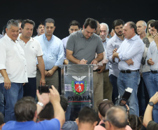 O governador Carlos Massa Ratinho Junior afirmou nesta sexta-feira (12), em encontro com prefeitos de cidades da região Norte, realizado na ExpoLondrina, que o programa de transferência da sede administrativa para cidades do interior fortalece a presença do governo junto à população e agiliza o encaminhamento das demandas regionais.  -  Londrina, 12/04/2019  -  Foto: Rodrigo Félix Leal/ANPr