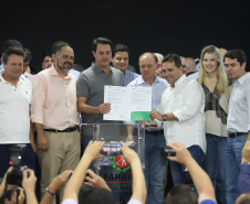 O governador Carlos Massa Ratinho Junior afirmou nesta sexta-feira (12), em encontro com prefeitos de cidades da região Norte, realizado na ExpoLondrina, que o programa de transferência da sede administrativa para cidades do interior fortalece a presença do governo junto à população e agiliza o encaminhamento das demandas regionais.  -  Londrina, 12/04/2019  -  Foto: Rodrigo Félix Leal/ANPr