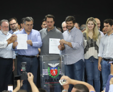 O governador Carlos Massa Ratinho Junior afirmou nesta sexta-feira (12), em encontro com prefeitos de cidades da região Norte, realizado na ExpoLondrina, que o programa de transferência da sede administrativa para cidades do interior fortalece a presença do governo junto à população e agiliza o encaminhamento das demandas regionais.  -  Londrina, 12/04/2019  -  Foto: Rodrigo Félix Leal/ANPr