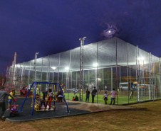 Em Maringá governador entrega Meu Campinho que agrega famílias em esporte e lazer