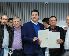 O governador Carlos Massa Ratinho Junior se reúne com prefeitos na sede da Associação dos Municípios do Oeste do Paraná (Amop) em Cascavel nesta sexta-feira (24),  para confirmar recursos do Estado para investimentos nos municípios. No mesmo encontro são anunciados investimentos que a Copel fará na região Oeste nos próximos três anos.   Cascavel, 24/05/2019 -  Foto: Geraldo Bubniak/ANPr