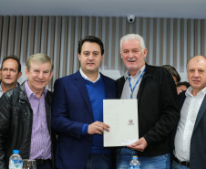 O governador Carlos Massa Ratinho Junior se reúne com prefeitos na sede da Associação dos Municípios do Oeste do Paraná (Amop) em Cascavel nesta sexta-feira (24),  para confirmar recursos do Estado para investimentos nos municípios. No mesmo encontro são anunciados investimentos que a Copel fará na região Oeste nos próximos três anos.   Cascavel, 24/05/2019 -  Foto: Geraldo Bubniak/ANPr