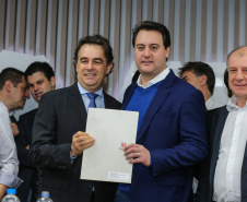 O governador Carlos Massa Ratinho Junior se reúne com prefeitos na sede da Associação dos Municípios do Oeste do Paraná (Amop) em Cascavel nesta sexta-feira (24),  para confirmar recursos do Estado para investimentos nos municípios. No mesmo encontro são anunciados investimentos que a Copel fará na região Oeste nos próximos três anos.   Cascavel, 24/05/2019 -  Foto: Geraldo Bubniak/ANPr