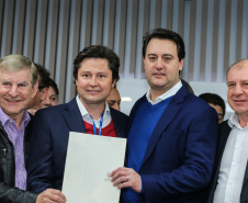 O governador Carlos Massa Ratinho Junior se reúne com prefeitos na sede da Associação dos Municípios do Oeste do Paraná (Amop) em Cascavel nesta sexta-feira (24),  para confirmar recursos do Estado para investimentos nos municípios. No mesmo encontro são anunciados investimentos que a Copel fará na região Oeste nos próximos três anos.   Cascavel, 24/05/2019 -  Foto: Geraldo Bubniak/ANPr