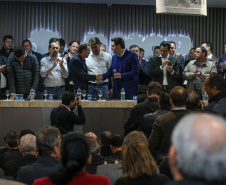 O governador Carlos Massa Ratinho Junior se reúne com prefeitos na sede da Associação dos Municípios do Oeste do Paraná (Amop) em Cascavel nesta sexta-feira (24),  para confirmar recursos do Estado para investimentos nos municípios. No mesmo encontro são anunciados investimentos que a Copel fará na região Oeste nos próximos três anos.   Cascavel, 24/05/2019 -  Foto: Geraldo Bubniak/ANPr